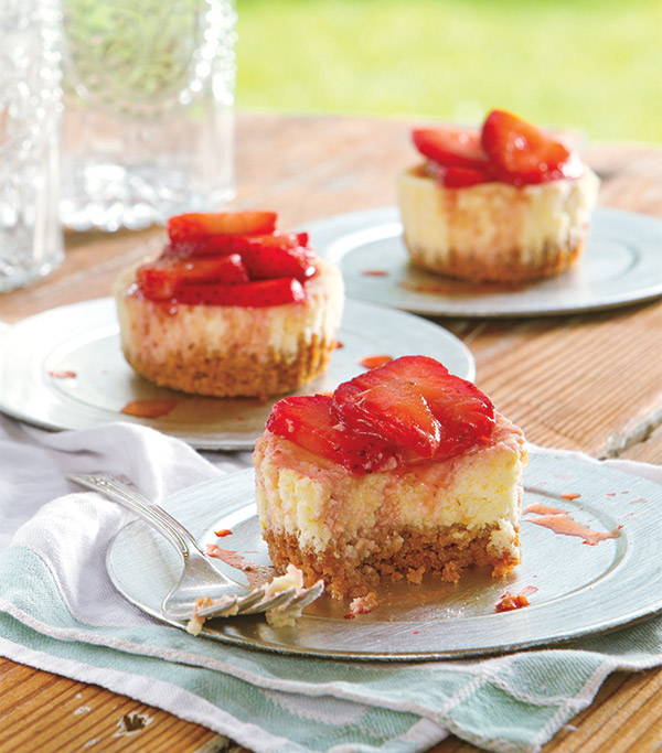 Mini-Cheesecakes-with-Marinated-Strawberries